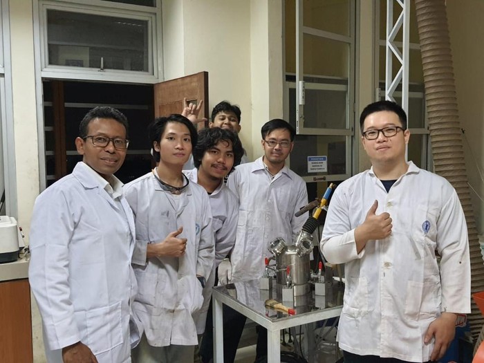 Guru besar Teknik Metalurgi ITB Zulfiadi Zulhan (ki) bersama timnya sedang melakukan percobaan Reaktor Plasma Hidrogen di laboratorium Pirometalurgi beberapa waktu lalu.