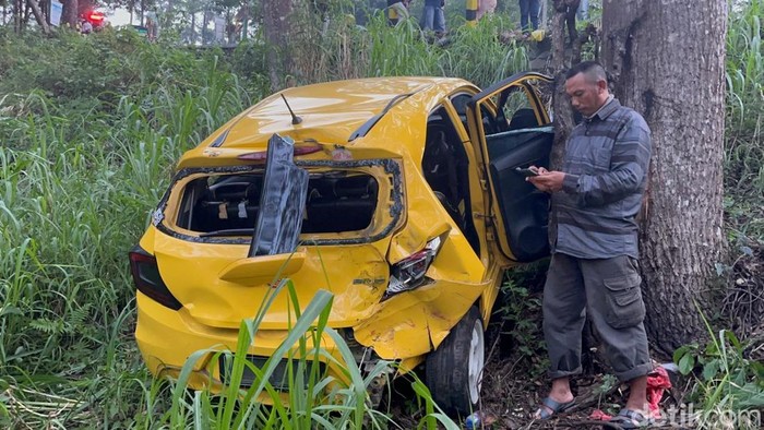 2 mobil terjun ke jurang di Mojokerto