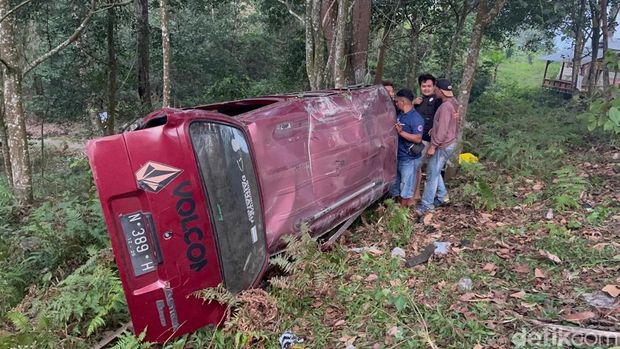 2 mobil terjun ke jurang di Mojokerto