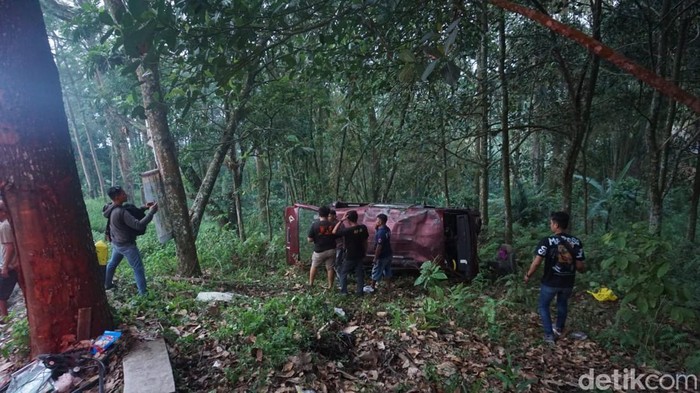2 mobil terjun ke jurang di Mojokerto