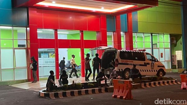 2 mobil terjun ke jurang di Mojokerto