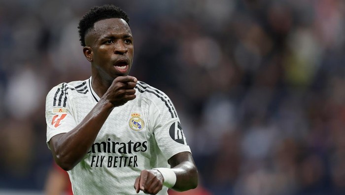 MADRID, SPAIN - NOVEMBER 9: Vinicius Junior of Real Madrid celebrates 4-0 during the LaLiga EA Sports  match between Real Madrid v Osasuna at the Estadio Santiago Bernabeu on November 9, 2024 in Madrid Spain (Photo by Maria Gracia Jimenez/Soccrates/Getty Images)