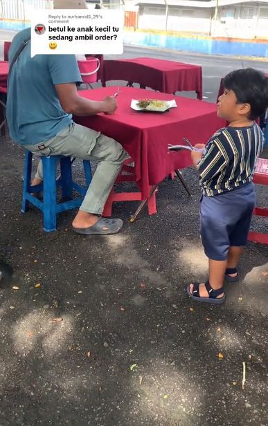 5 Aksi Menggemaskan Bocah Saat Bantu Orangtua Jual Makanan