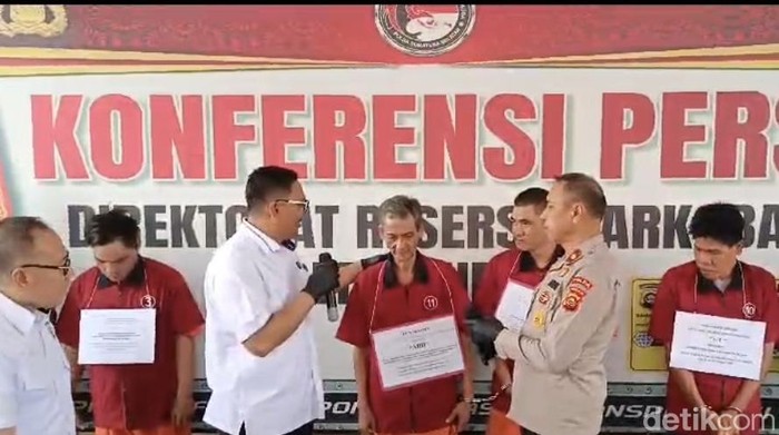 Abdullah (54) bersama delapan tersangka narkotika lain di Polda Sumsel.