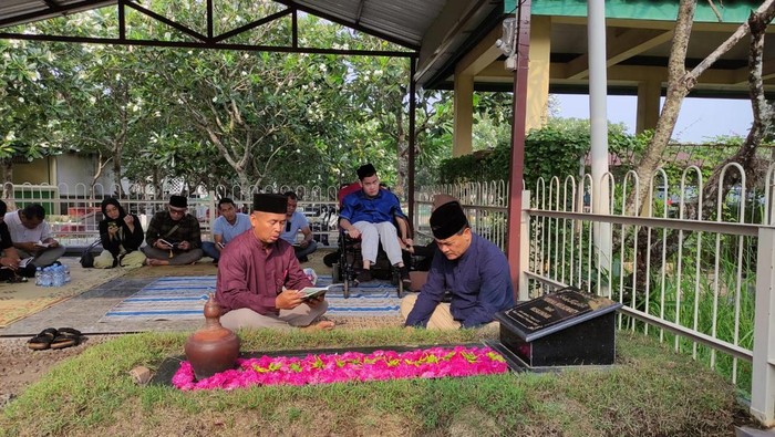 Ahmad Lutfhi Nyekar Makam Istri