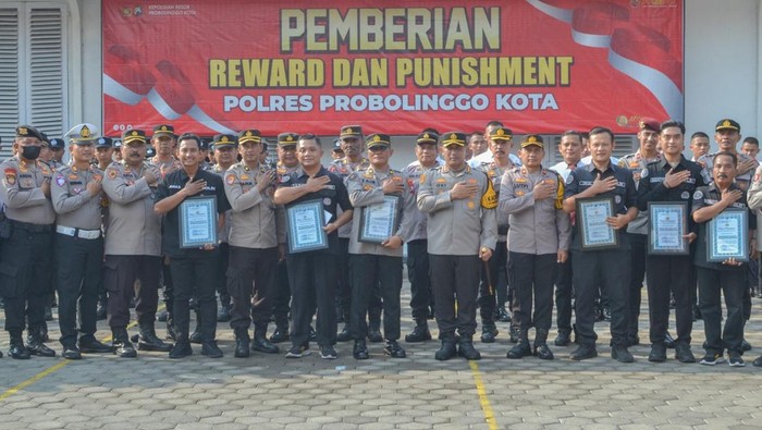AKBP Oki beri reward anggota berprestasi
