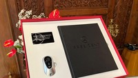Setiap pembelian unit juga disertai kartu titanium certificate of authenticity, sebagai bukti keaslian kendaraan edisi terbatas, dan buku President Edition: Pushing Boundaries, Mercedes-Benz Legacy. Buku ini mengisahkan perjalanan Mercedes-Benz sebagai mobil kepresidenan di Indonesia. Foto: Luthfi Anshori/detikOto