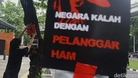 Mereka menuntut negara membawa kasus HAM ke pengadilan pro justisia.