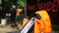 Tampak perwakilan keluarga korban Tragedi Semanggi I berorasi.