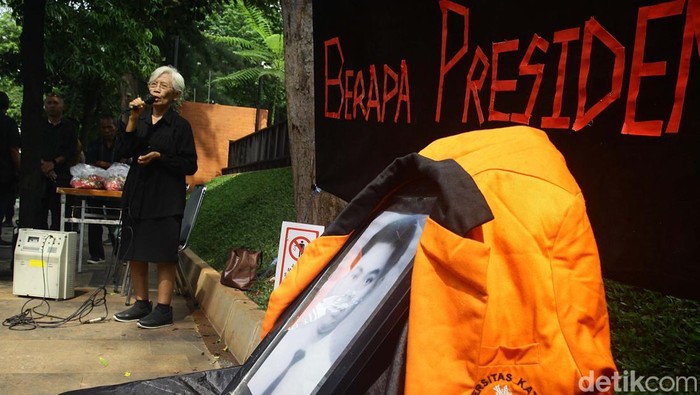 Peringatan 26 tahun tragedi Semanggi I digelar di depan kampus Universitas Atmajaya, Jl Jenderal Sudirman, Jakarta, Rabu (13/11/2024). Aksi ini diikuti keluarga korban, mahasiswa dan civitas Universitas Atmajaya.