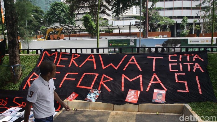Peringatan 26 tahun tragedi Semanggi I digelar di depan kampus Universitas Atmajaya, Jl Jenderal Sudirman, Jakarta, Rabu (13/11/2024). Aksi ini diikuti keluarga korban, mahasiswa dan civitas Universitas Atmajaya.