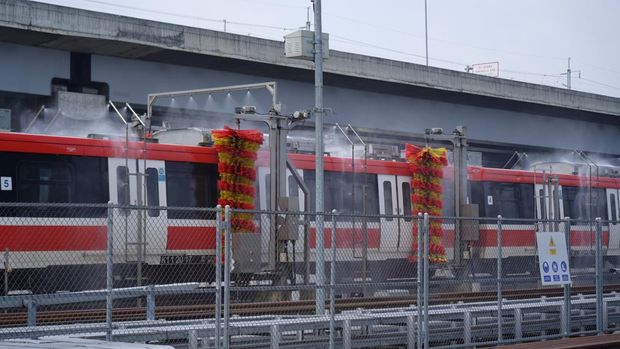 Kereta LRT Jabodebek dicuci menggunakan fasilitas Automatic Train Wash Plant (ATWP), sistem pencucian otomatis berteknologi tinggi yang tidak hanya cepat dan efisien, tetapi juga ramah lingkungan.