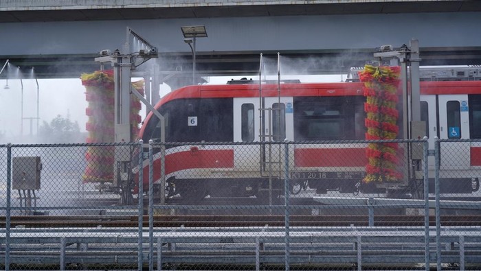 Kereta LRT Jabodebek dicuci menggunakan  fasilitas Automatic Train Wash Plant (ATWP), sistem pencucian otomatis berteknologi tinggi yang tidak hanya cepat dan efisien, tetapi juga ramah lingkungan.