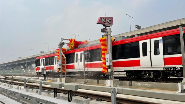 Kereta LRT Jabodebek dicuci menggunakan fasilitas Automatic Train Wash Plant (ATWP), sistem pencucian otomatis berteknologi tinggi yang tidak hanya cepat dan efisien, tetapi juga ramah lingkungan.