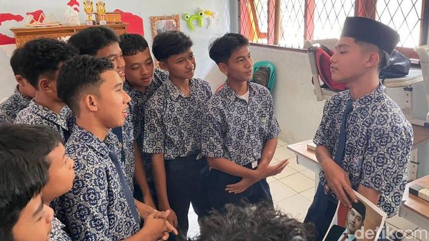 Barkah siswa SMP Negeri 1 Pangandaran yang mirip Wapres Gibran