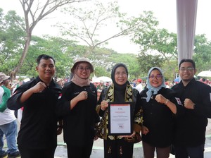 Bupati Tatu Terima Penghargaan dari PMI Pusat