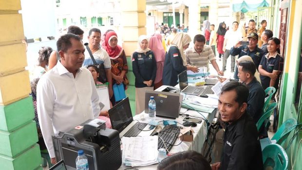 Bupati Sergai Darma Wijaya memantau pelayanan di salah satu tempat di Sergai (Dok. Pemkab Sergai)