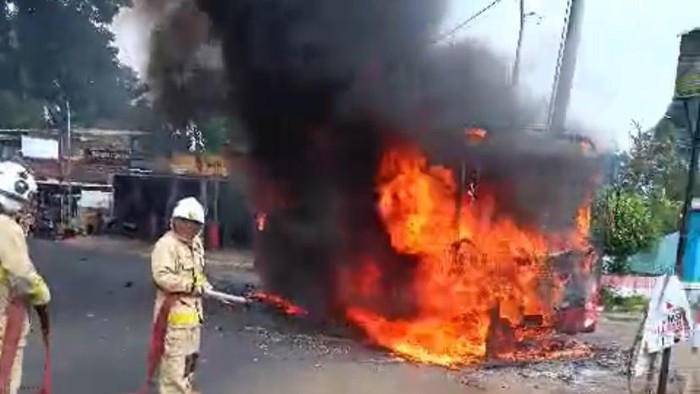 Bus Trans Semarang terbakar di Gunungpati, Rabu (13/11/2024).