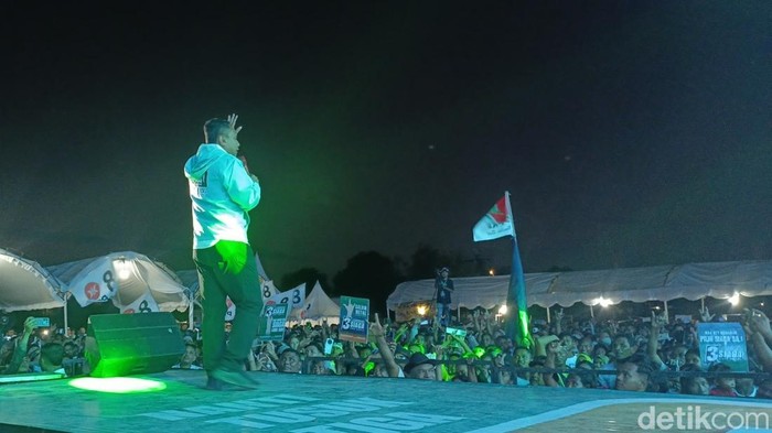 Cagub NTT, Simon Petrus Kamlasi, saat kampanye akbar di Kupang, Rabu (13/11/2024).