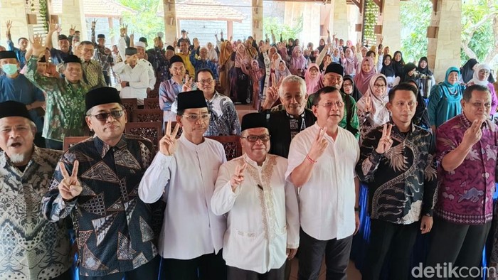 Calon Bupati Buleleng nomor Urut 2 Nyoman Sutjidra melakukan tatap muka bersama ratusan tokoh muslim yang ada di Kota Singaraja pada Rabu (13/11/2024). (Made Wijaya Kusuma)