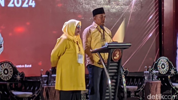 Calon bupati dan wakil bupati Lombok Barat nomor urut tiga Sumiatun dan Ibnu Salim saat debat kedua, Rabu malam (13/11/2024). (Ahmad Viqi/detikBali)
