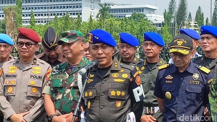 Danpuspom TNI Mayjen TNI Yusri Nuryanto dan Wairjen TNI Mayjen TNI Alvis Anwar di Mabes TNI, Jakarta Timur.