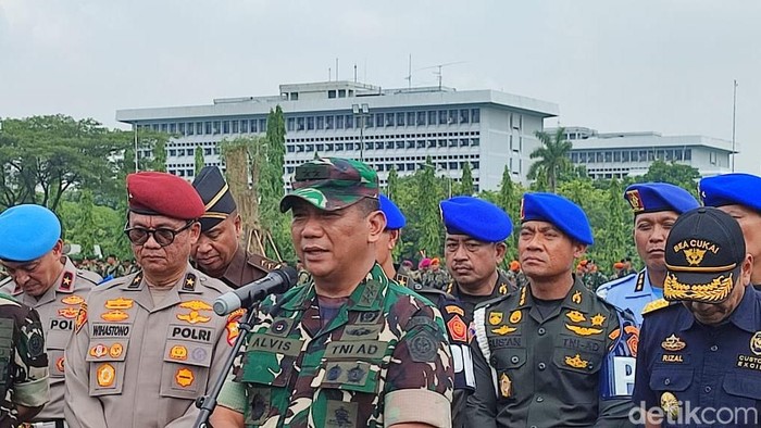 Danpuspom TNI Mayjen TNI Yusri Nuryanto dan Wairjen TNI Mayjen TNI Alvis Anwar di Mabes TNI, Jakarta Timur.