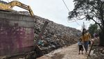 Dinding TPA Burangkeng Bekasi Jebol Akibat Longsoran Sampah