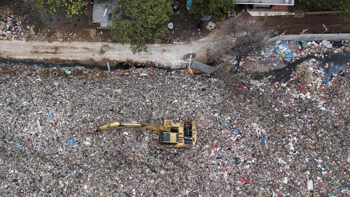 Foto udara dinding pembatas antara Tempat Pembuangan Akhir (TPA) Burangkeng dengan rumah warga hilang sebagian akibat longsor di Kabupaten Bekasi, Jawa Barat, Selasa (12/11/2024). Longsor yang terjadi pada (8/11/2024)  mengakibatkan dinding pembatas sepanjang 900 meter TPA Burangkeng dengan lingkungan warga rusak. ANTARA FOTO/ Fakhri Hermansyah/foc