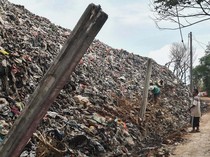 Dinding TPA Burangkeng Bekasi Jebol Akibat Longsoran Sampah