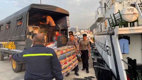 Distribusi bantuan oleh TNI-Polri hingga trauma healing untuk pengungsi erupsi Gunung Lewotobi Laki-laki di Flores Timur, NTT, Rabu (13/11/2024).