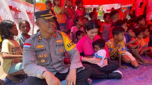 Distribusi bantuan oleh TNI-Polri hingga trauma healing untuk pengungsi erupsi Gunung Lewotobi Laki-laki di Flores Timur, NTT, Rabu (13/11/2024).