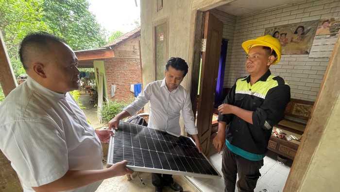 Emil Dardak melihat panel surya