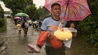 Pihak berwenang masih membersihkan jalan yang terhalang oleh pohon tumbang, tiang listrik, dan tanah longsor kecil yang disebabkan oleh Toraji untuk memungkinkan lewatnya paket makanan dan bantuan pemerintah lainnya, serta untuk menyelamatkan mereka yang mungkin terdampar di desa-desa terpencil. 