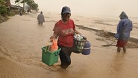 Topan melemah menjadi badai tropis yang bertiup ke Laut Cina Selatan,  Selasa (12/11/2024). 