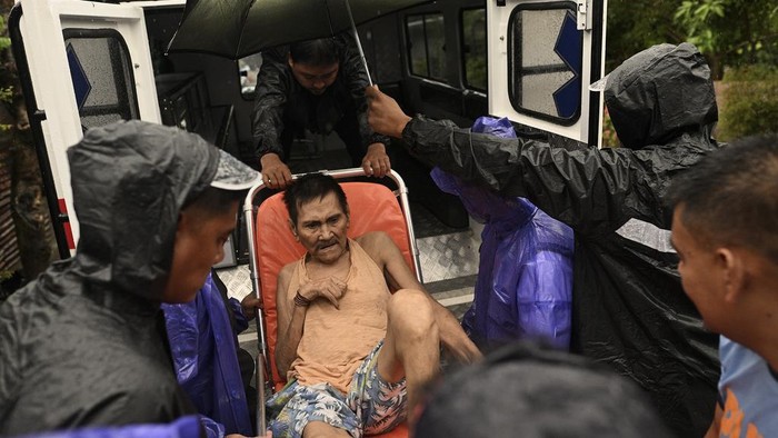 Filipina Kembali Diterjang Topan, Ribuan Orang Mengungsi A resident wades through a flooded street caused by heavy rains from typhoon Toraji in Ilagan City, Isabela province, northern Philippines on Tuesday, Nov. 12, 2024. (AP Photo/Noel Celis)