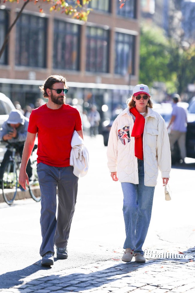 Koordinasi warna tidak hanya pada pakaian tapi juga topi. Gigi Hadid tampak memakai topi baseball warna merah-putih. Dalam beberapa momen, dia terlihat memakai puffy jacket oversized. Foto: Getty Images