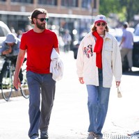 Koordinasi warna tidak hanya pada pakaian tapi juga topi. Gigi Hadid tampak memakai topi baseball warna merah-putih. Dalam beberapa momen, dia terlihat memakai puffy jacket oversized. Foto: Getty Images