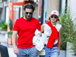 Gaya Kencan Bradley Cooper & Gigi Hadid Pakai Baju Couple Merah-putih