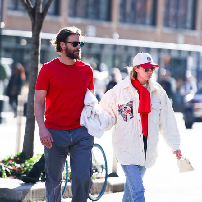Aktor Bradley Cooper tampil matching memakai t-shirt merah dan jeans biru serta sneakers. Bintang film ‘The Hangover’ ini memakai kacamata hitam untuk menyamakan gaya casual-nya dengan Gigi Hadid. Foto: Getty Images