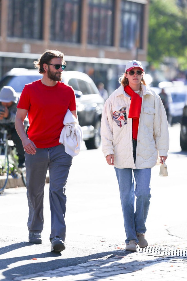 Model Gigi Hadid dan Bradley Cooper tampil dengan busana senada bernuansa merah-putih. Koordinasi warna pada pakaian dan aksesori bisa jadi opsi untuk kamu yang juga ingin couple-an dengan pasangan. Foto: Getty Images