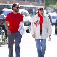 Model Gigi Hadid dan Bradley Cooper tampil dengan busana senada bernuansa merah-putih. Koordinasi warna pada pakaian dan aksesori bisa jadi opsi untuk kamu yang juga ingin couple-an dengan pasangan. Foto: Getty Images