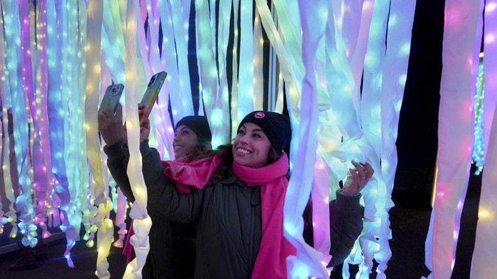 Gemerlap Cahaya Natal di Kew Gardens London A light display seen towards the Temperate House at the Christmas light trail as it returns for its12th year with new installations set within the UNESCO World Heritage Site landscape of Kew Gardens in London, England, Tuesday, Nov. 12, 2024. (AP Photo/Kirsty Wigglesworth)