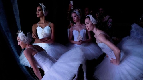 Ballet dancers perform Swan Lake during the 28th Alicia Alonso International Ballet Festival of Havana at the National Theatre in Havana, Cuba, November 1, 2024. REUTERS/Alexandre Meneghini