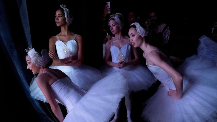 Ballet dancers perform Swan Lake during the 28th Alicia Alonso International Ballet Festival of Havana at the National Theatre in Havana, Cuba, November 1, 2024. REUTERS/Alexandre Meneghini