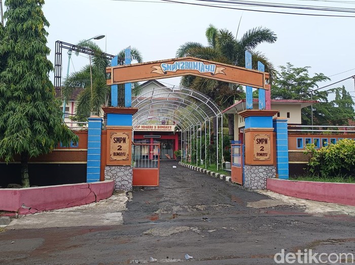 Gerbang SMPN 2 Bumiayu Brebes lokasi siswa tersambar petir, Rabu (13/11/2024).