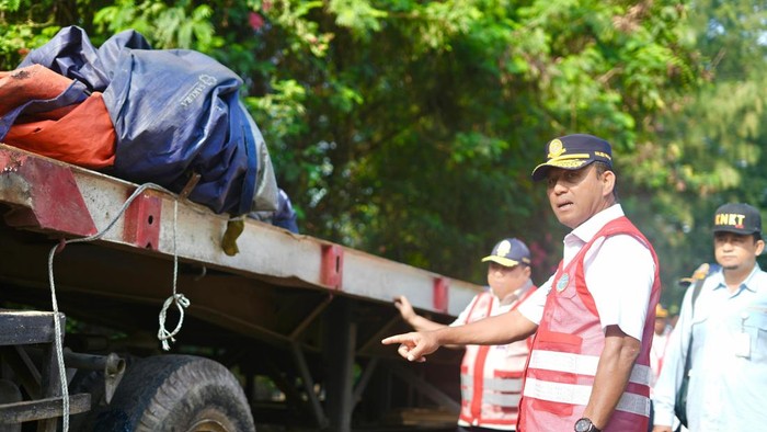 Irjen Risyapudin Nursin menyidak sebuah truk (dok istimewa)