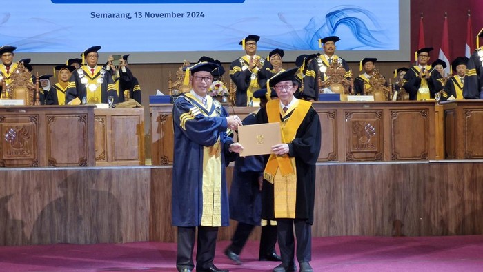 Irwan Hidayat Terima Gelar Doktor Honoris Causa dari UNNES
