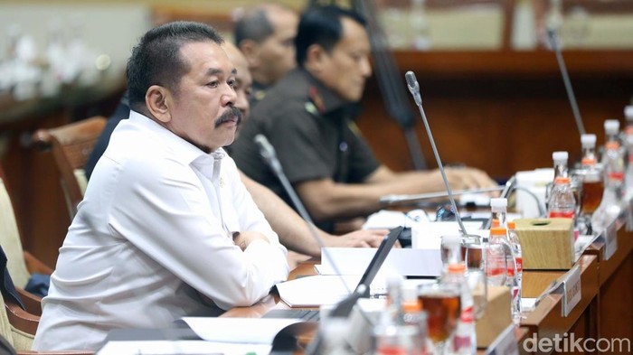 Jaksa Agung ST Burhanuddin ikuti rapat kerja dengan Komisi III DPR RI. Jaksa Agung memaparkan kasus Ronald Tannur hingga kasus Tom Lembong.