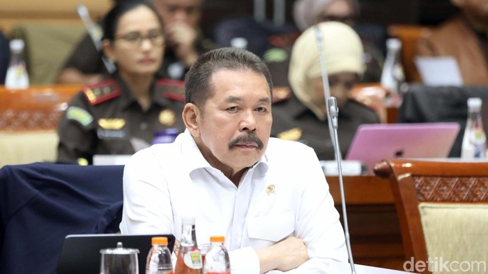 Jaksa Agung ST Burhanuddin ikuti rapat kerja dengan Komisi III DPR RI. Jaksa Agung memaparkan kasus Ronald Tannur hingga kasus Tom Lembong.